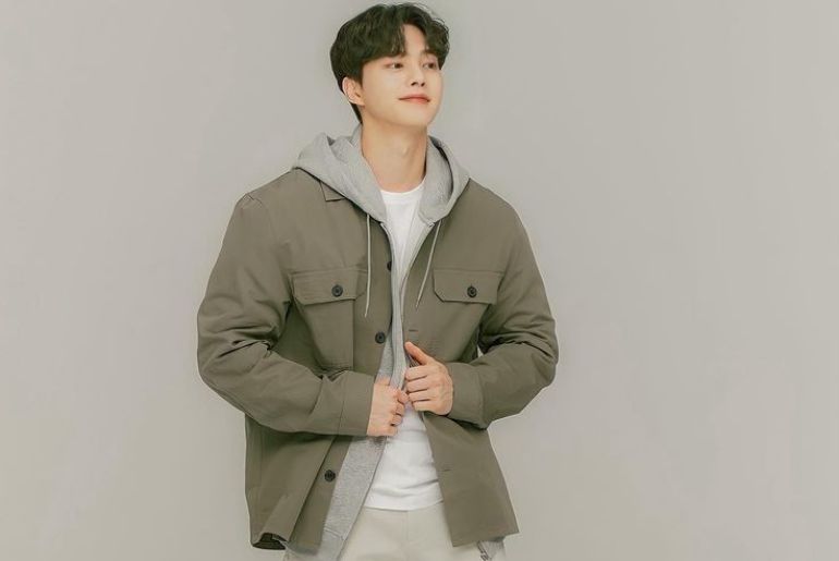 Áo phao nam và áo hoodie tạo nên set đồ năng động trẻ trung